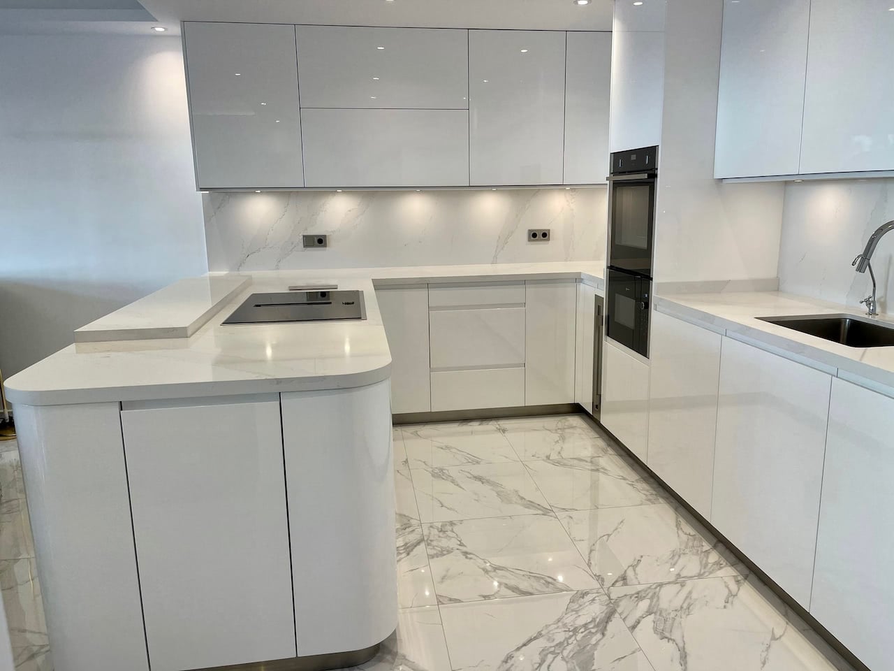 estepona-cocina-peninsula-mercasur-moderna
