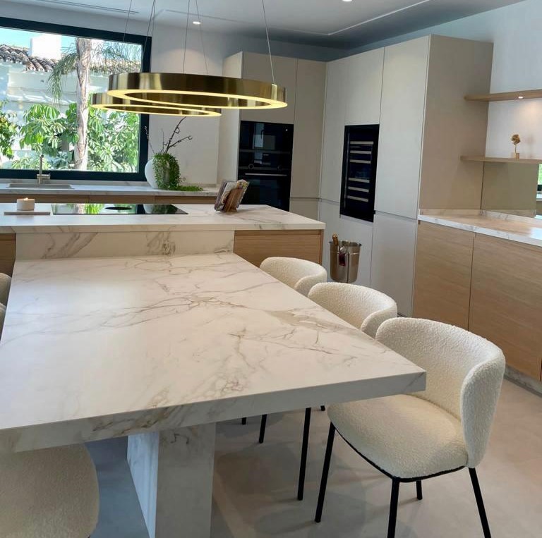 cocina_mobiliario_color_roble_encimera_dekton